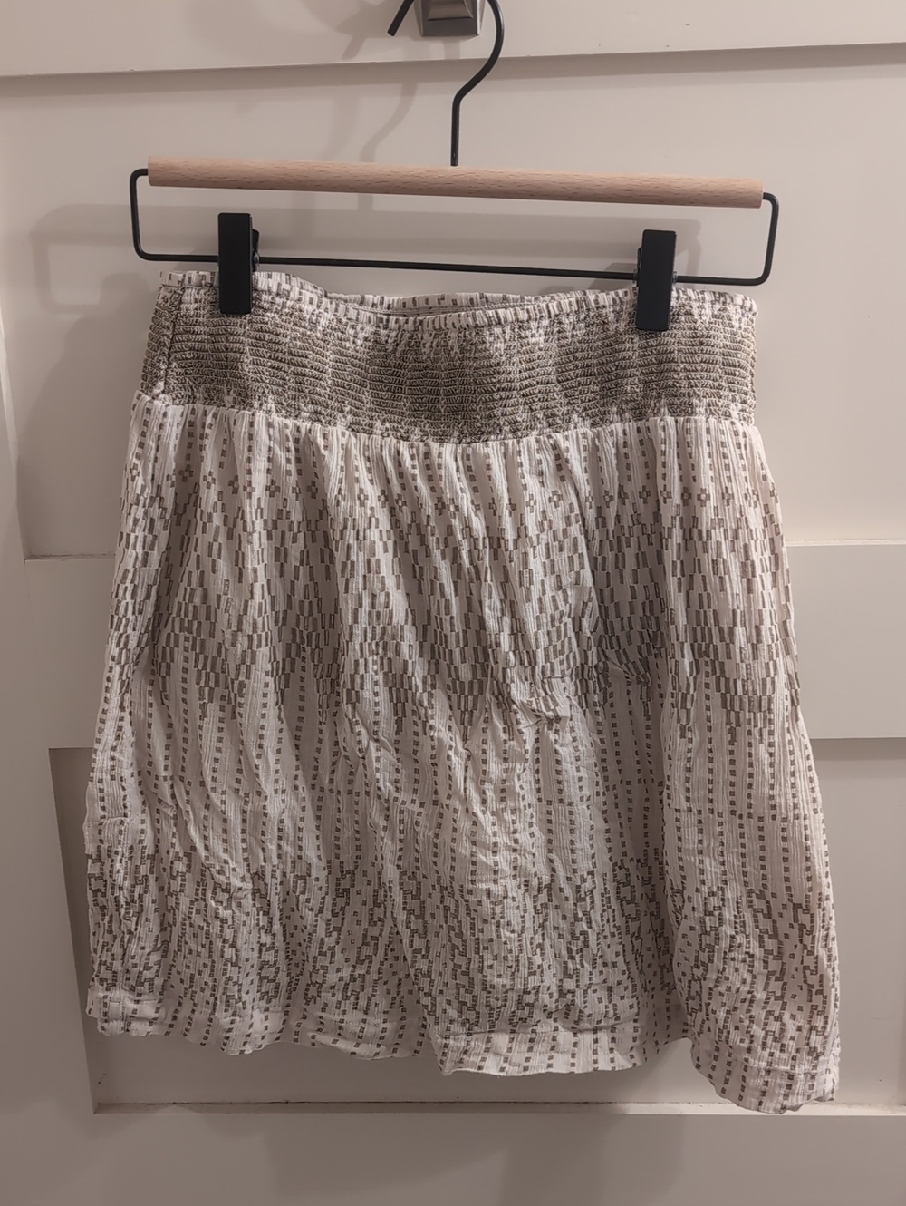 Calvin Klein White & Tan Patterned Smocked Mini Skirt 6